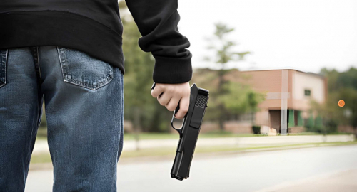 Mirandola, pistola giocattolo puntata al professore: il caso che riapre il dibattito sulla scuola